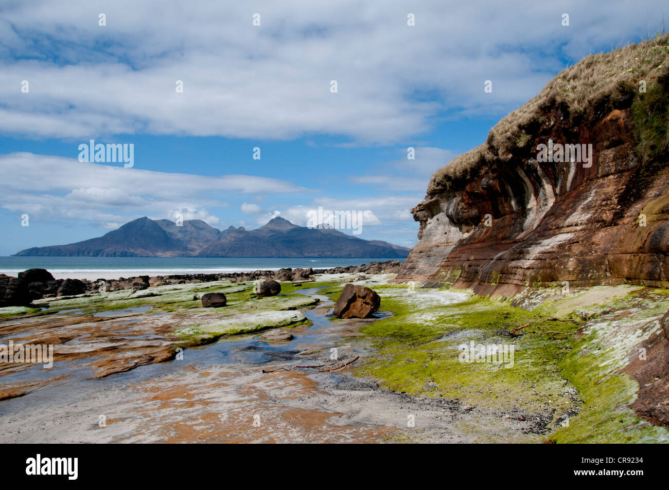 eine Landschaft der Bucht von Laig Insel Eigg mit guten Vordergrund Interesse und die Insel Eigg in den Hintergrund Stockfoto