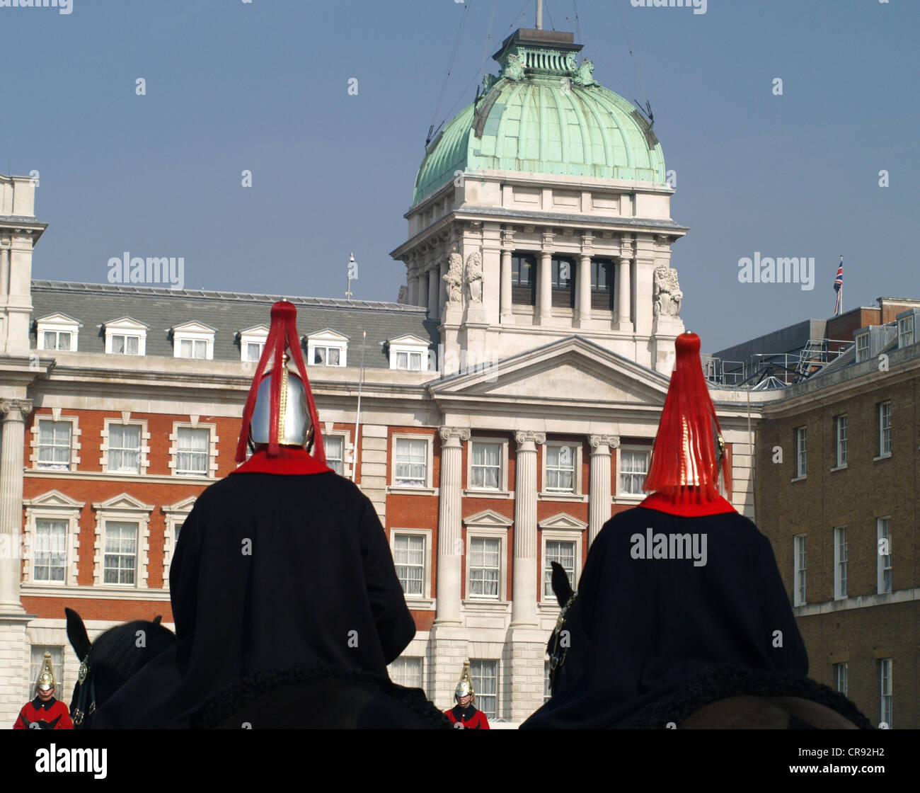 Zwei des Regiments "montiert" The Household Cavalry, Queen es Life Guard, blickte auf Horse Guards Parade Gebäude Stockfoto