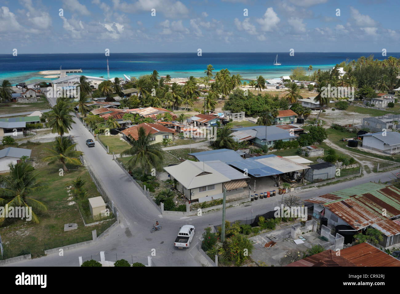 Topshot der "Innenstadt" Pouheva, Hauptort auf Makemo, mit Yacht Verankerung im Hintergrund. Tuamotus, Französisch-Polynesien, Stockfoto