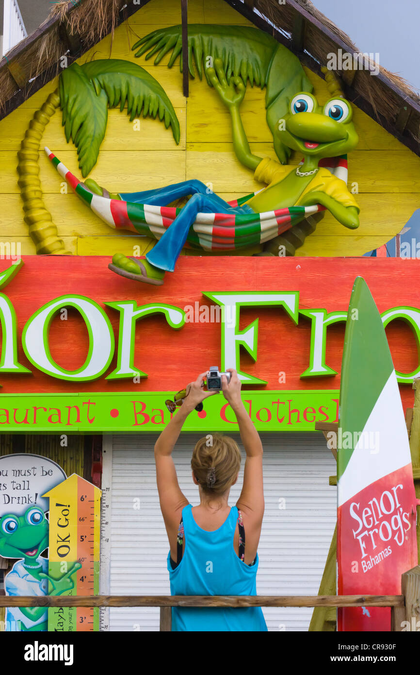 Touristen fotografieren Frosch Dekoration für Haus in Nassau, Bahamas Stockfoto