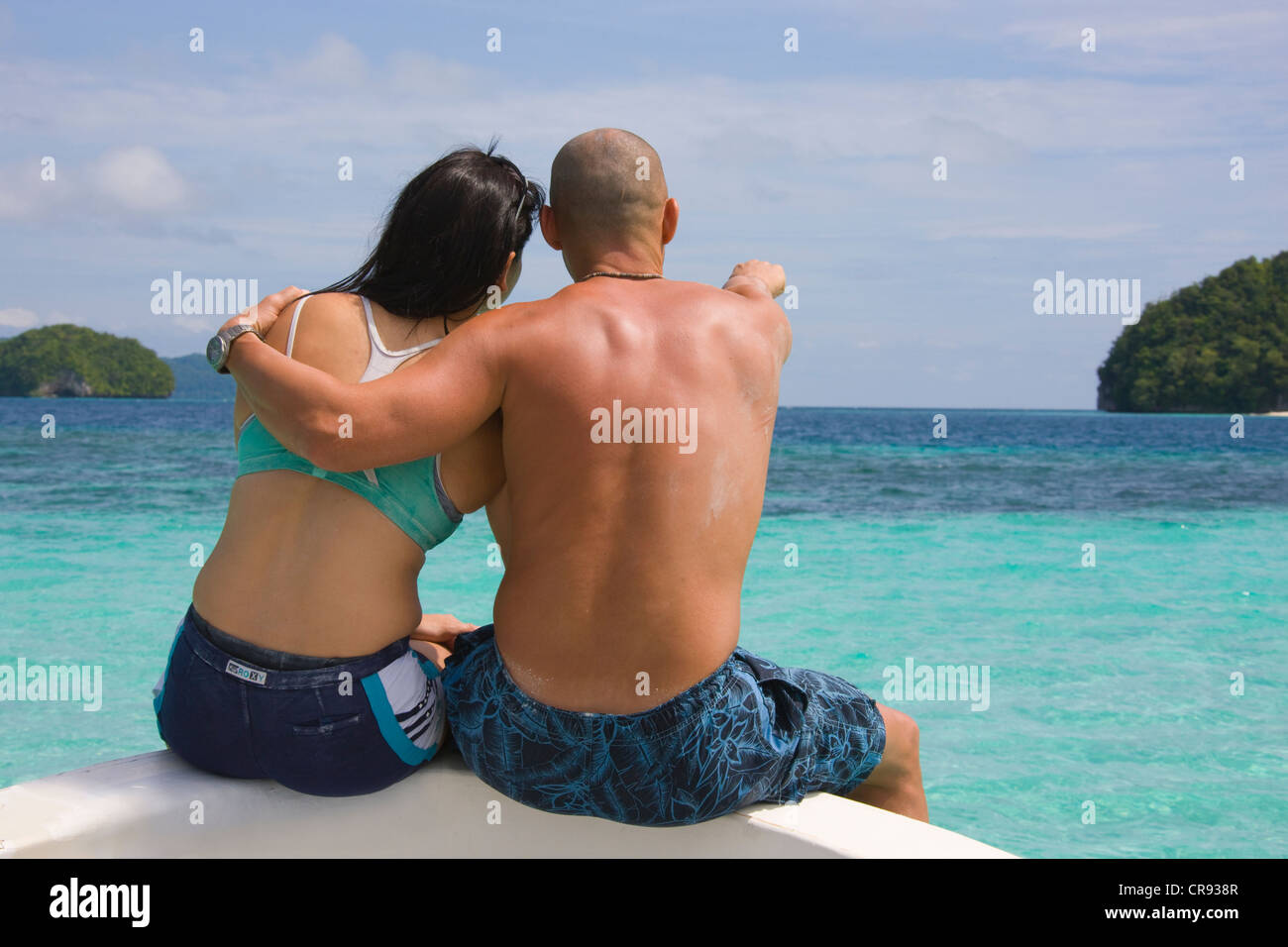 Touristischen paar sitzt am Boot Bug beobachten Landschaft, Rock Islands, Palau Stockfoto