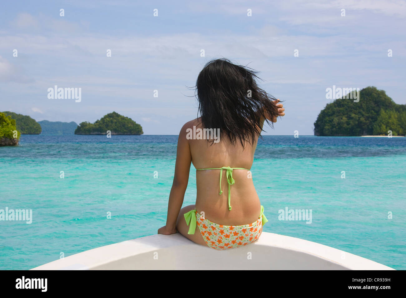 Touristen sitzen auf Boot Bug beobachten Landschaft, Rock Islands, Palau Stockfoto