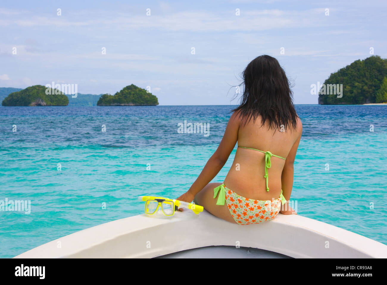 Touristen sitzen auf Boot Bug beobachten Landschaft, Rock Islands, Palau Stockfoto