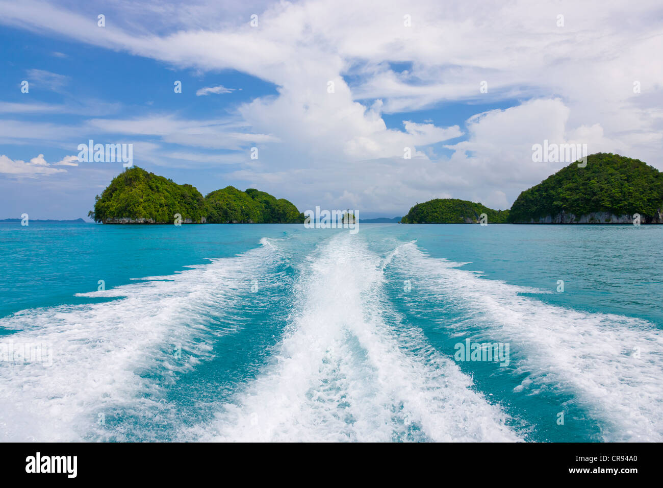 Spritzer, die Links mit dem Boot, Rock Islands, Palau Stockfoto