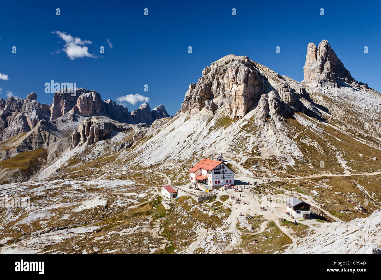 Rifugio Antonio Locatelli S. Innerkofler Hütte, Mt Torre di Toblin in den Rücken, absteigend Mt Paternkofel, Sexten, Sexten Stockfoto