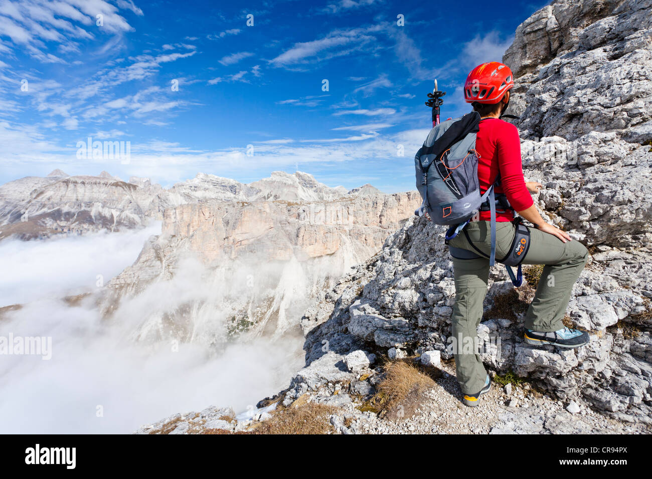 Bergsteiger beim Aufstieg von Gran Cir Berg über die Kletterroute über das Grödnerjoch, mit Blick auf die Stockfoto