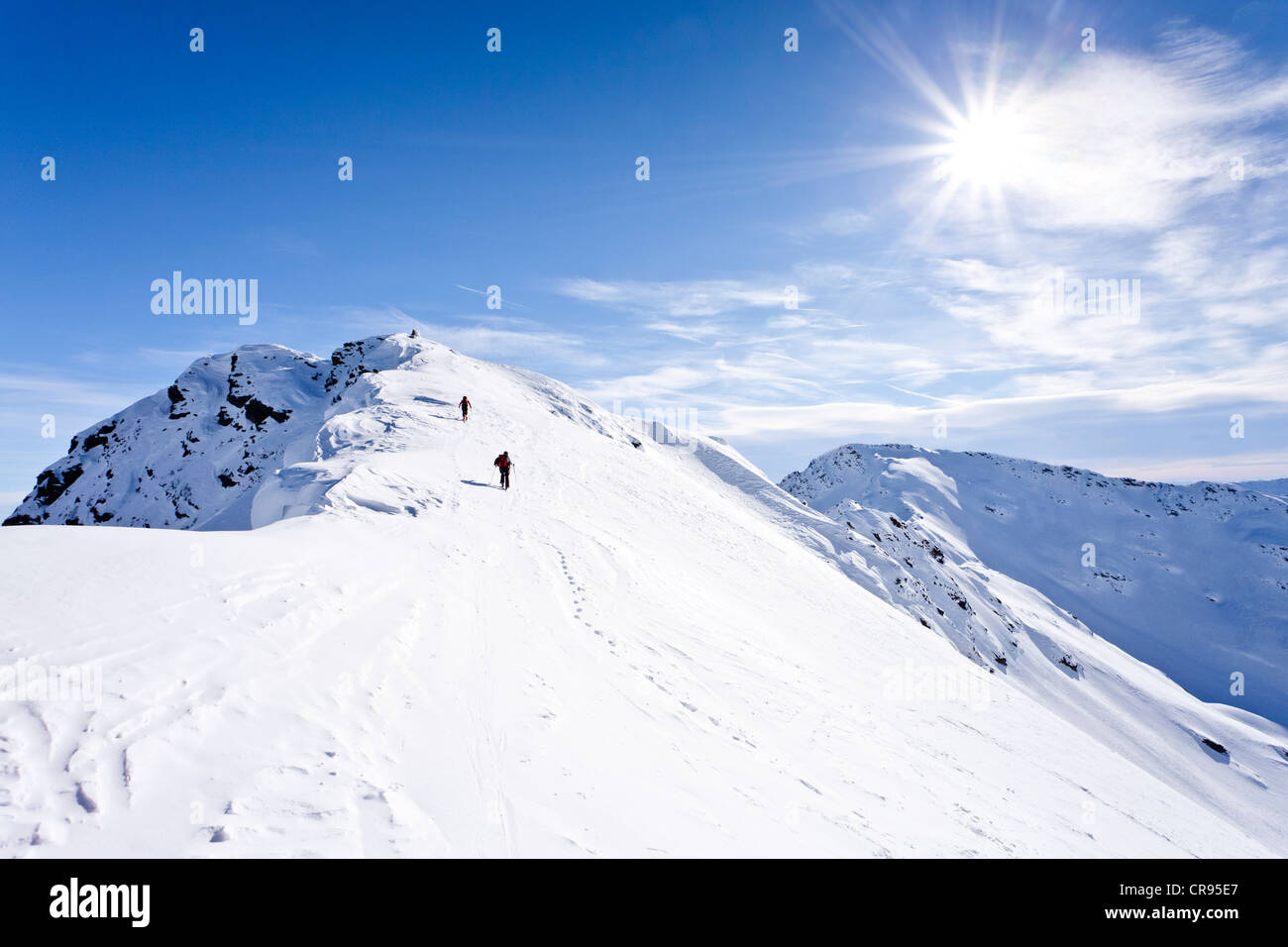 Tourengeher im Aufstieg zum Mt Hoertlahner oben zu Fuß über den Gipfelgrat, Sarntal Tal Durnholz Stockfoto