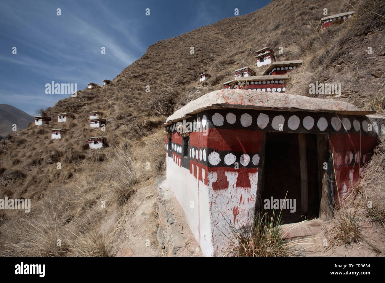 Tashikyil Kloster Labrang. Ein kleines religiöse Gebäude an einem steilen Berghang. Stockfoto