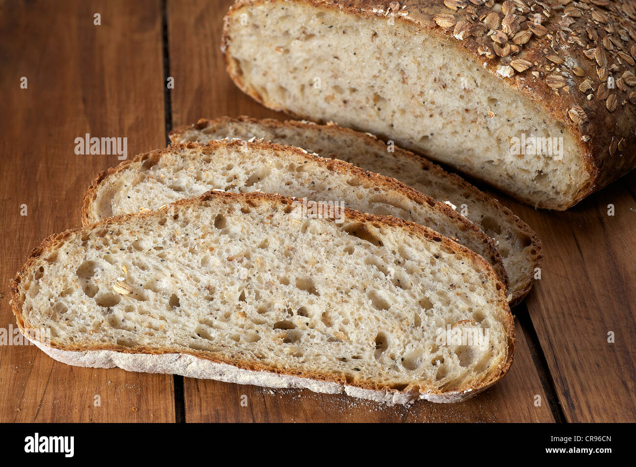 Selbstgebackenes Brot mit Sauerteig und gerösteten Haferflocken Stockfoto