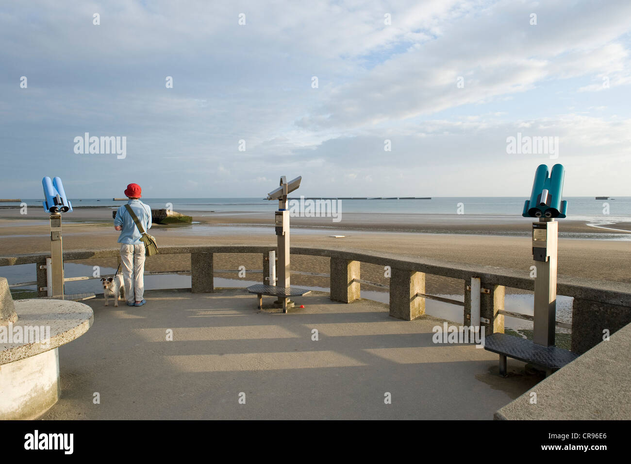 Arromanches-Les-Bains, d-Day, Gold Beach, Reste von den künstlichen Landung Hafen Mulberry Harbour, Normandie, Frankreich Stockfoto