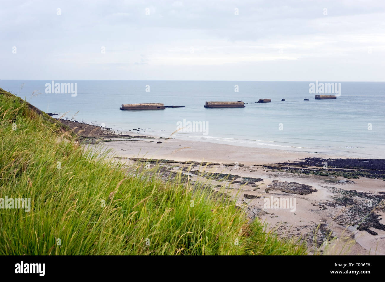 Arromanches-Les-Bains, d-Day, Gold Beach, Reste von den künstlichen Landung Hafen Mulberry Harbour, Normandie, Frankreich Stockfoto