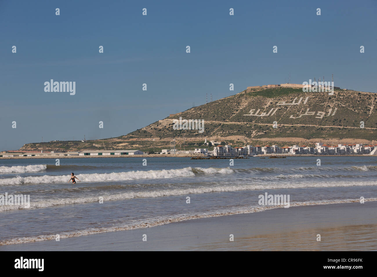 Strand von Agadir, Hügel mit Worten, Allah, al-Watan al-Malik, d.h. Allah, der Heimat, der König, Marokko, Afrika Stockfoto