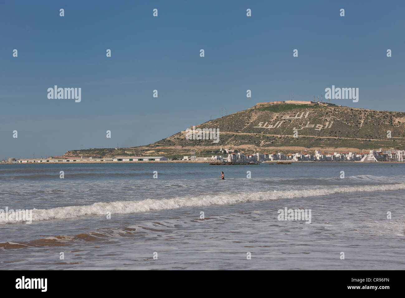 Strand von Agadir, Hügel mit Worten, Allah, al-Watan al-Malik, d.h. Allah, der Heimat, der König, Marokko, Afrika Stockfoto