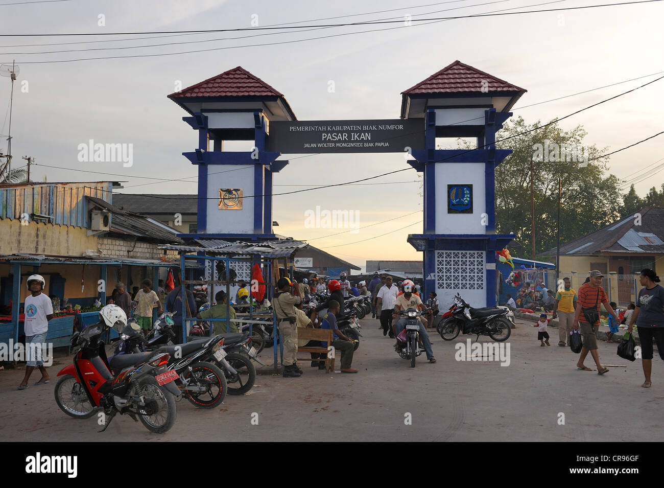 Motorradparkplatz und Eingang zum Fischmarkt, Pasar Ikan, Kota Biak, Biak Insel, Irian Jaya, Indonesien, Südostasien Stockfoto