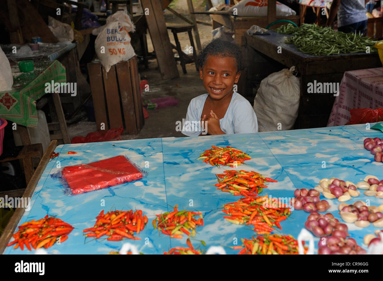 Papua Mädchen verkaufen Chilischoten und Zwiebeln auf den Markt, Kota Biak, Biak Insel, Irian Jaya, Indonesien, Südostasien Stockfoto