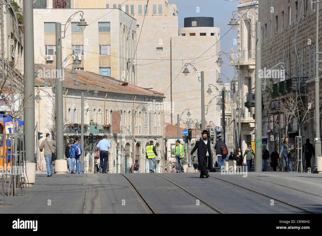 Straßenszene auf der Jaffa-Straße mit orthodoxen Juden und die Schienen der neuen Tramlinie, Stadtbahn, Jerusalem, Israel, Nahost Stockfoto