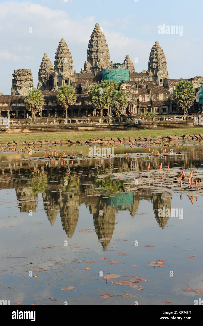 Tempelanlage Angkor Wat, mit Spiegelbild im Wasser, Siam Reap, Kambodscha, Südost-Asien Stockfoto