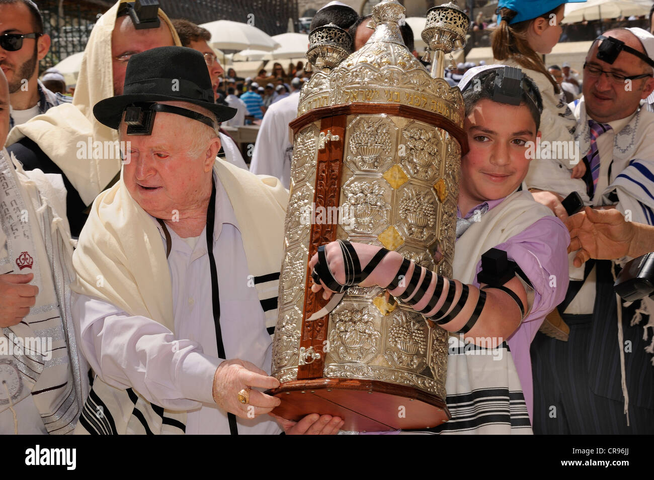 Bar-Mizwa-Feier am West- oder Klagemauer in die Richtung des jüdischen Viertels trägt junge die Tora-Rolle Stockfoto