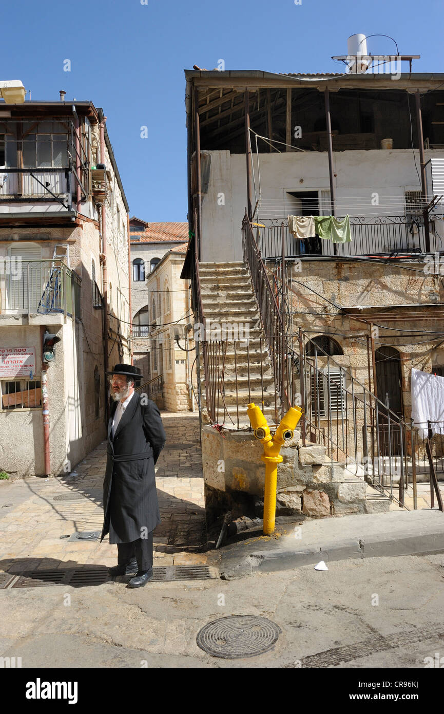 Orthodoxer Jude mit typischen Häusern im Bezirk von Me'a She'arim oder Mea Shearim, Jerusalem, Israel, Nahost Stockfoto