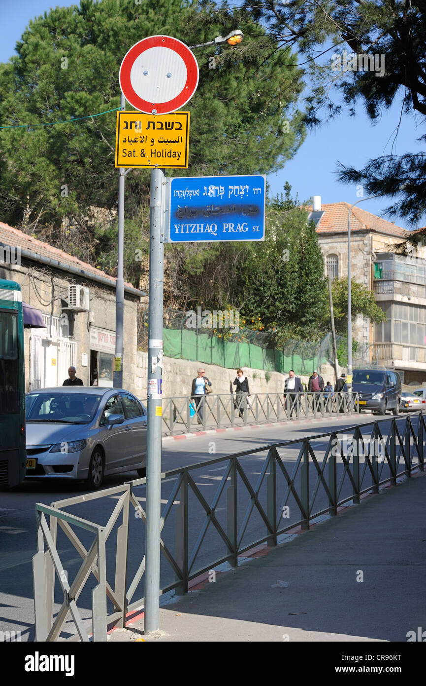 Straßennamen ein Schild mit dem arabischen Namen über besprüht, orthodoxe Juden an der Rückseite, Jerusalem, Israel, Nahost Stockfoto