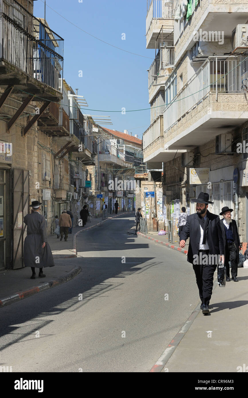 Straßenszene mit orthodoxen Juden und typische Häuser im Bezirk von Me'a She'arim oder Mea Shearim, Jerusalem, Israel Stockfoto