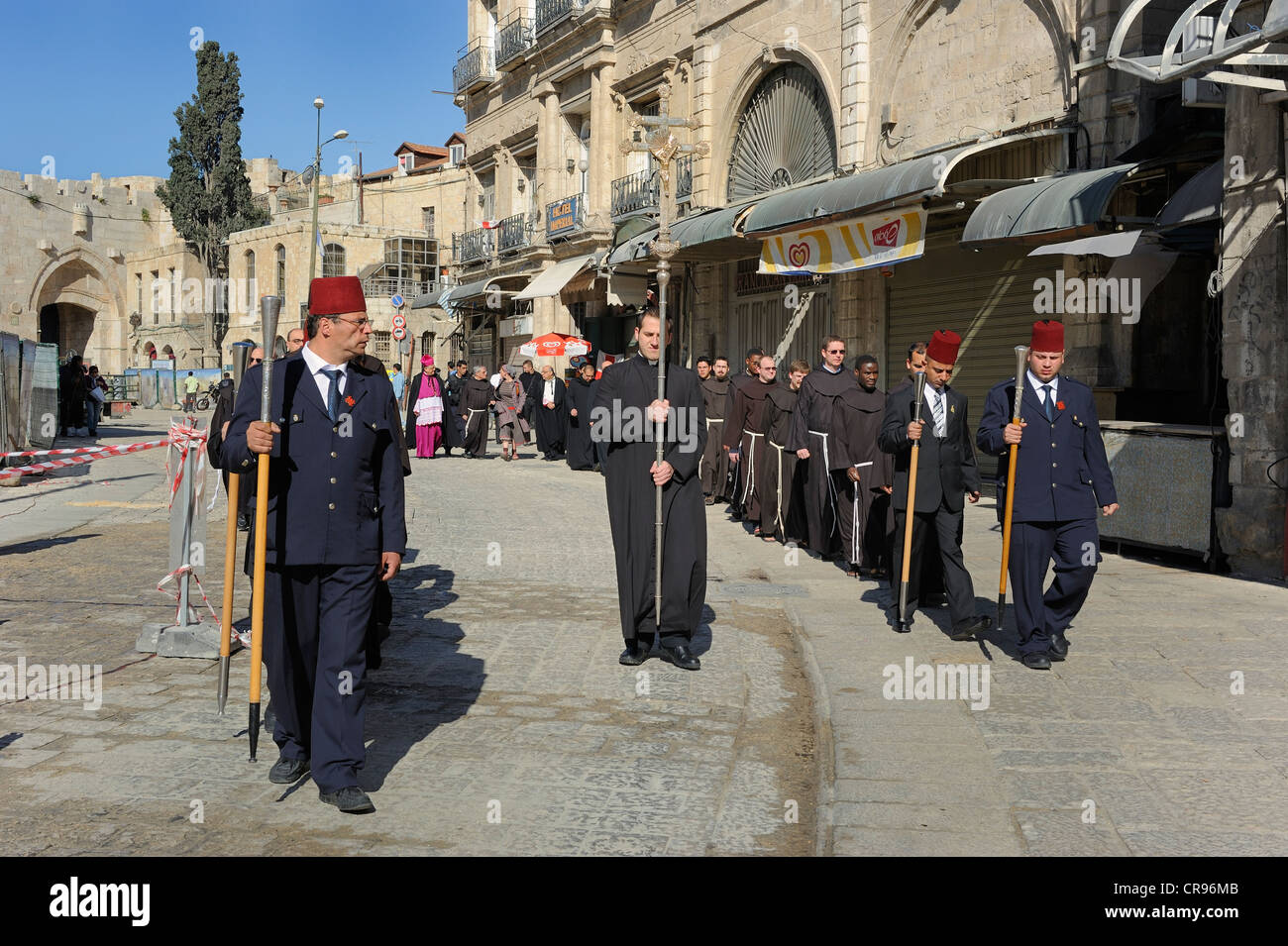 Patriarch des lateinischen Patriarchen von Jerusalem, begleitet von einer Ehrengarde während der Sonntag Prozession aus dem lateinischen Stockfoto
