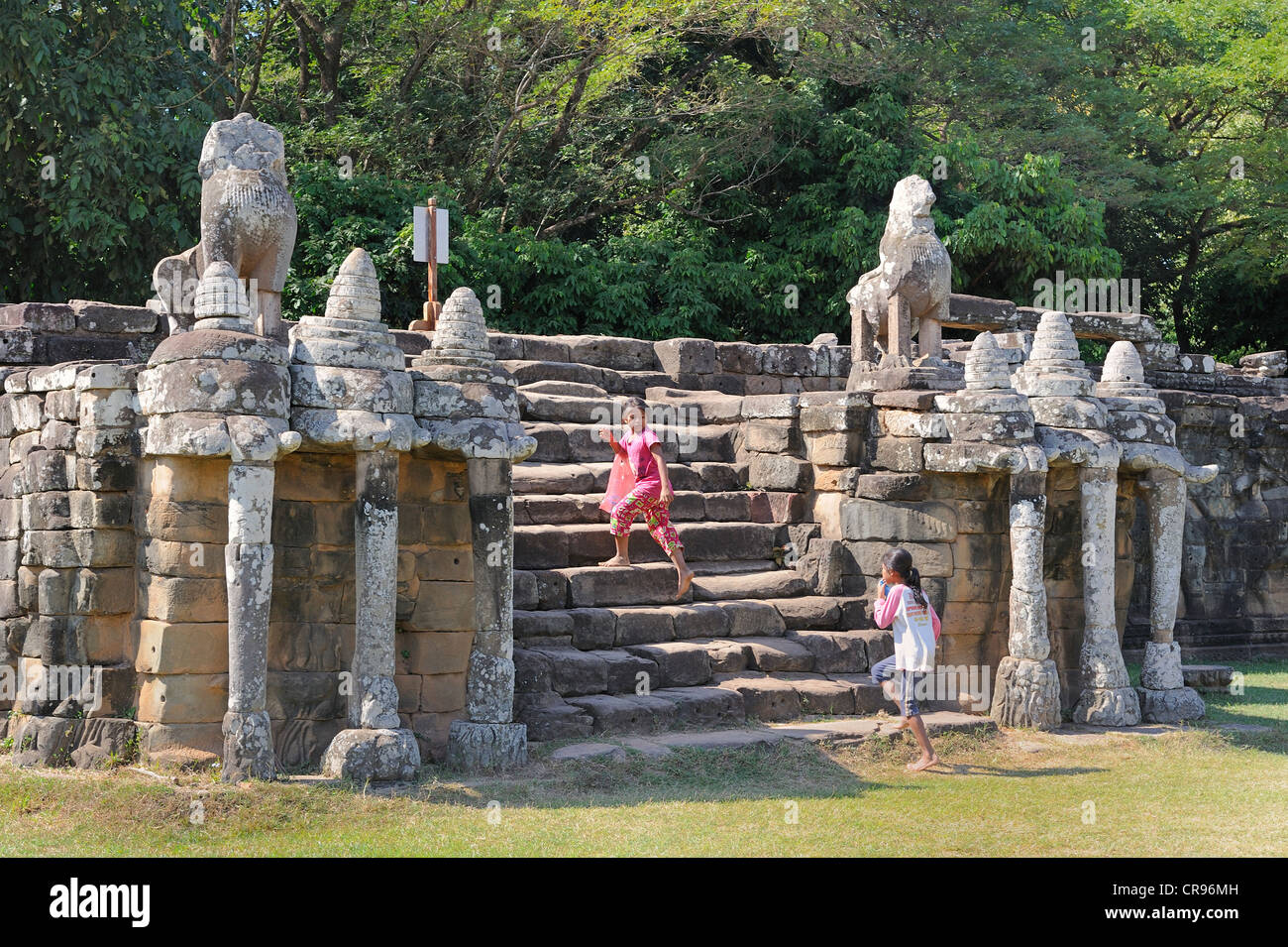 Khmer Kinder auf den Elefanten-Terrassen von Angkor Thom, Kambodscha, Südostasien, Asien Stockfoto