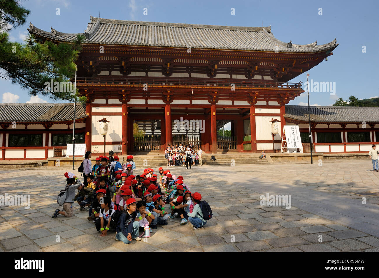 Kindergartenkinder sitzen und warten in geordneter Weise vor dem Tōdai-Ji-Tempel, Torhaus, Nara, Japan, Asien Stockfoto