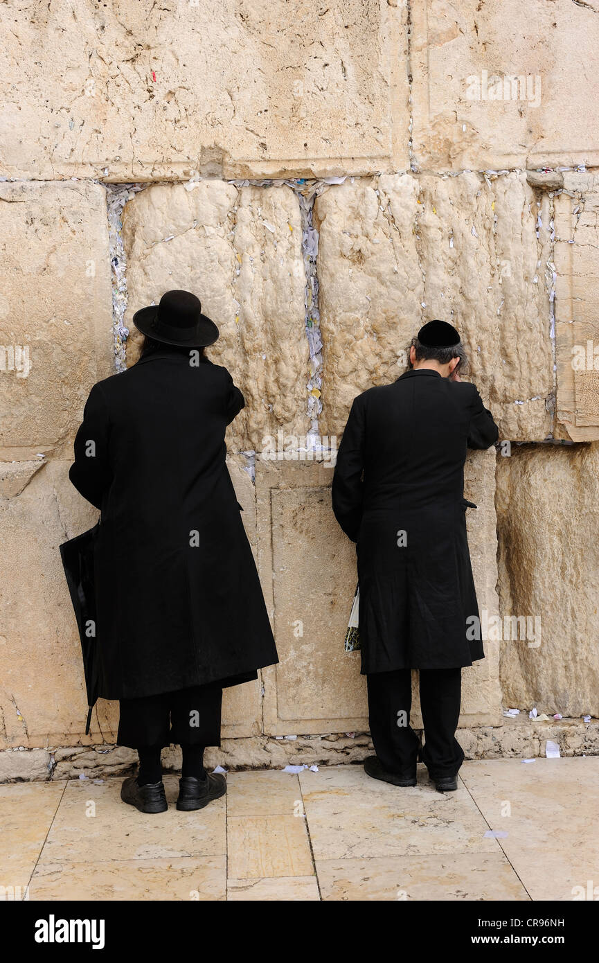 Orthodoxe Juden an der Klagemauer beten oder Wailing Wall, Altstadt von Jerusalem, arabischen Viertel, Jerusalem, Israel, Nahost Stockfoto