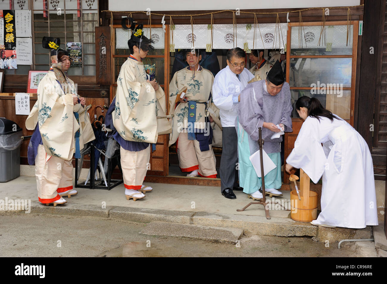 Rituelle Reinigung vor einer Zeremonie im Imamiya Schrein, Herbstfest des Jidai-Matsuri, Kyoto, Japan, Asien Stockfoto