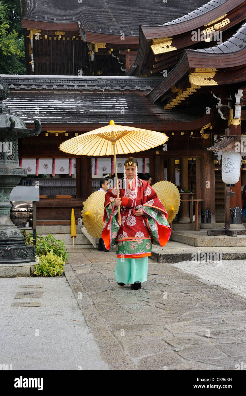 Miko, eine Schamanin trägt einen Öl-Papier-Regenschirm im Rahmen einer Feierstunde Imamiya Schrein, Herbstfest des Jidai-Matsuri, Kyoto Stockfoto