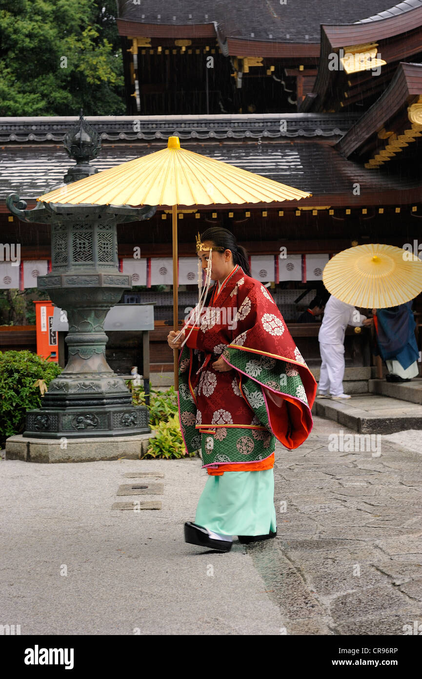Miko, eine Schamanin trägt einen Öl-Papier-Regenschirm im Rahmen einer Feierstunde Imamiya Schrein, Herbstfest des Jidai-Matsuri, Kyoto Stockfoto