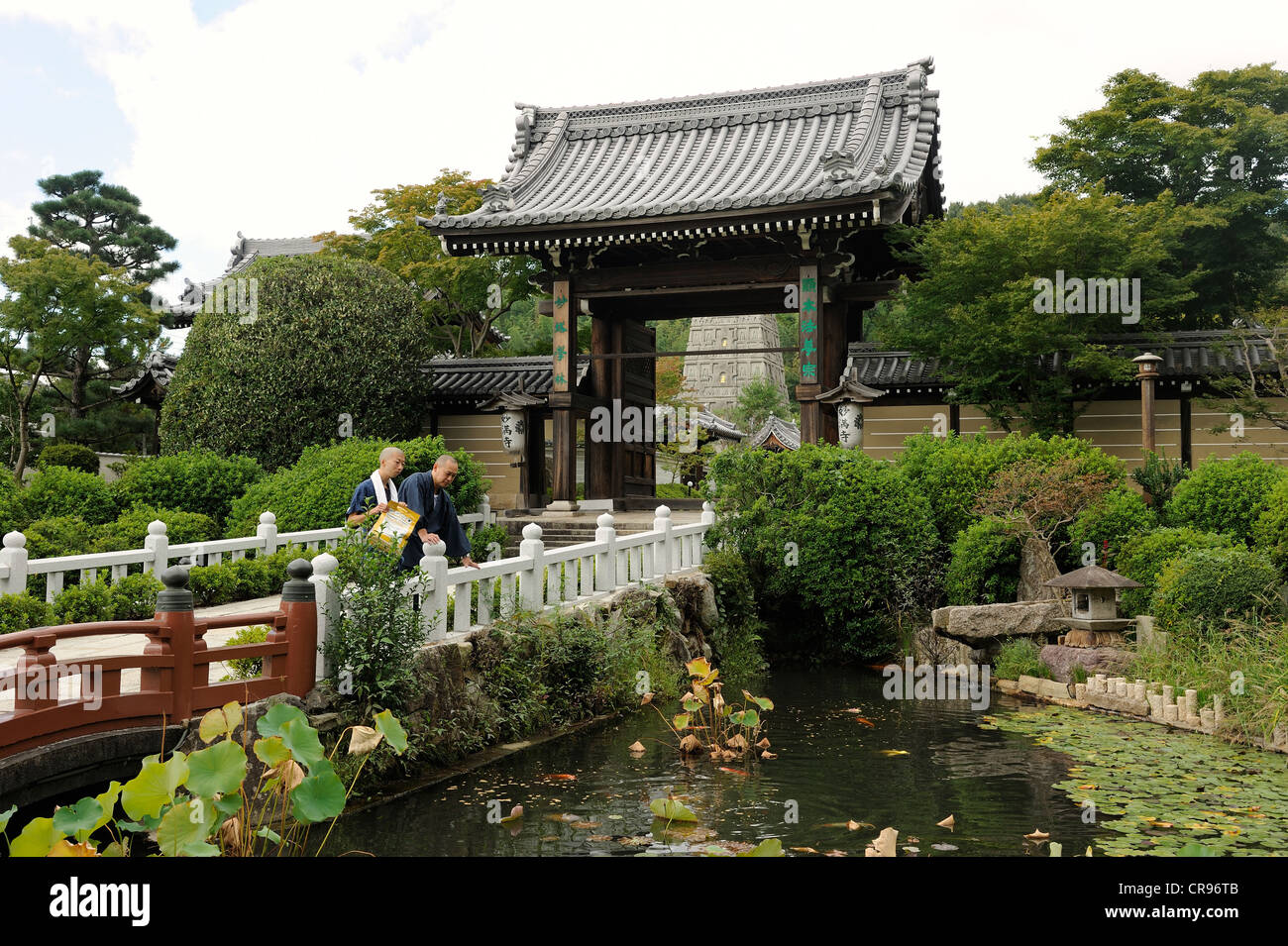 Buddhistische Mönche Fütterung Kois vor dem Tor des Entsuji Tempels, Iwakura in der Nähe von Kyoto, Japan, Asien Stockfoto