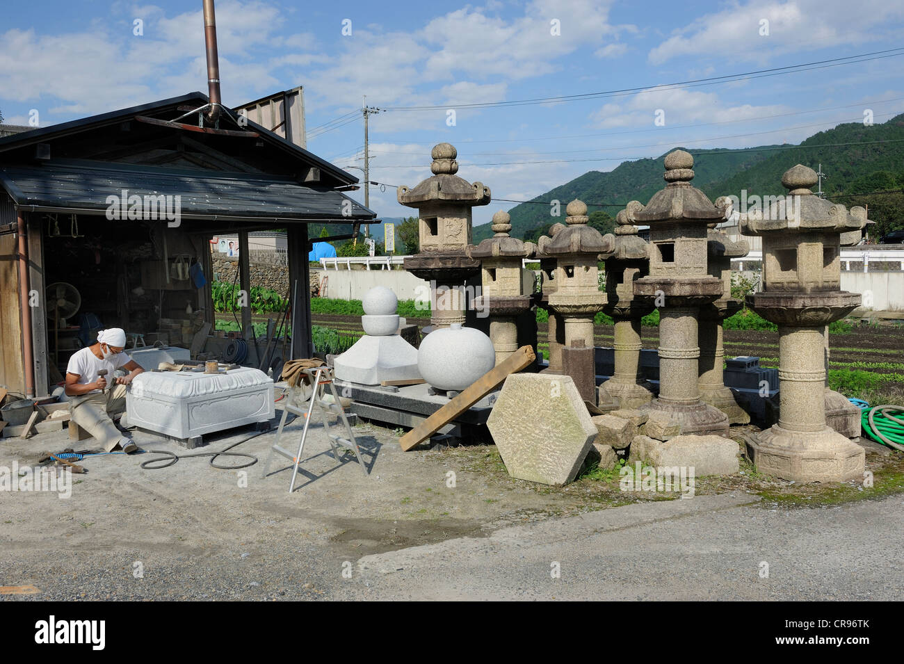 Steinmetz Meißeln an der Basis einer Stein Lampe, Ohara in der Nähe von Kyoto, Japan, Südostasien, Asien Stockfoto