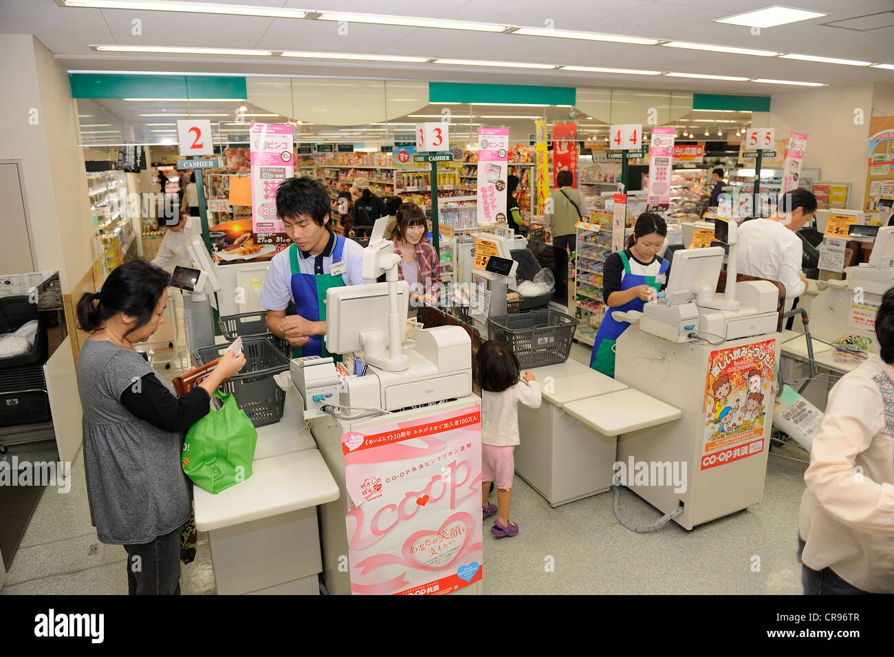Check-out in einem Supermarkt in Iwakura in Kyoto, Japan, Asien Stockfoto