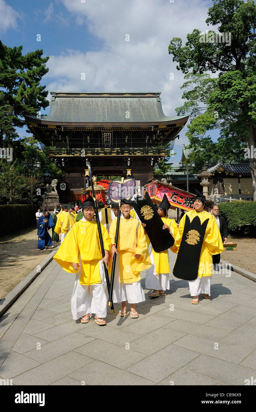 Prozession zum Schrein Festival Matsuri, in den Rücken das Torhaus des Kintano Tenmango Schrein, Kyoto, Japan, Asien Stockfoto