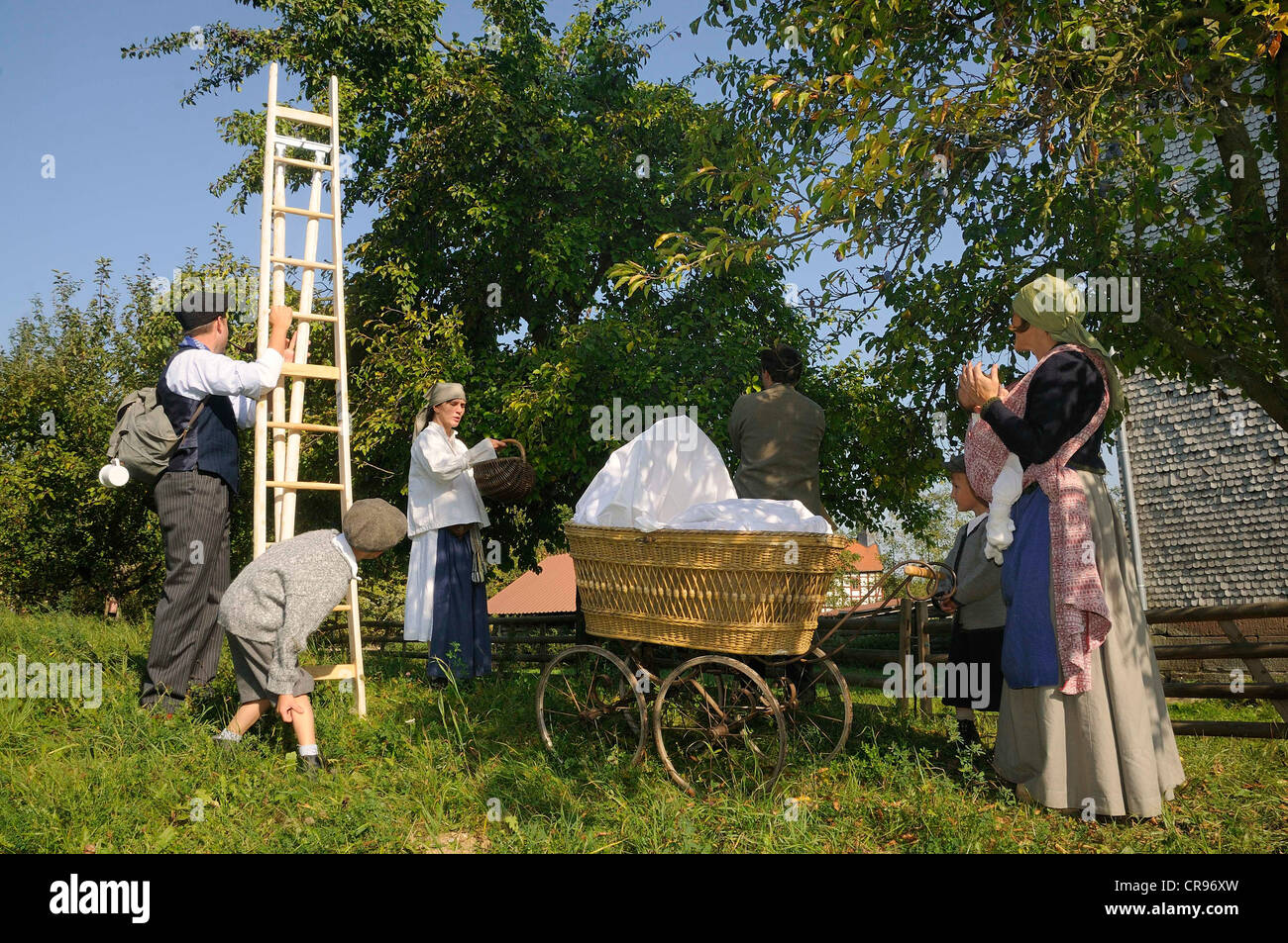 Familie tragen Kleidung aus den 1930er Jahren während der Pflaumenernte, Europa-Park in der Nähe von Neu-Anspach, Hochtaunuskreis Bezirk, Hessen Stockfoto