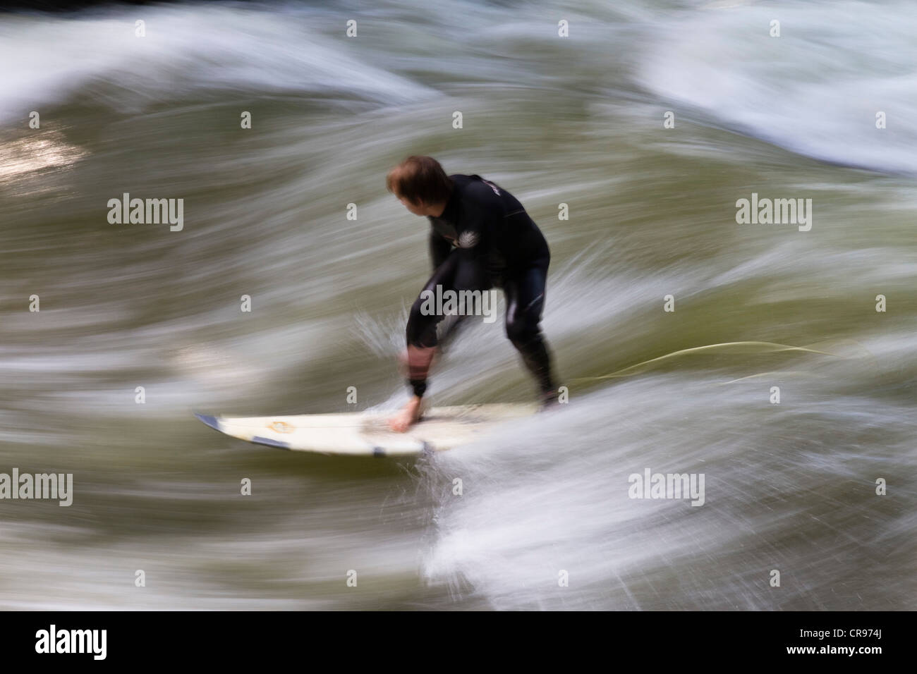 Surfer auf einer Welle im Münchner Eisbach, englischer Garten, Upper Bavaria, Bayern, Deutschland, Europa Stockfoto
