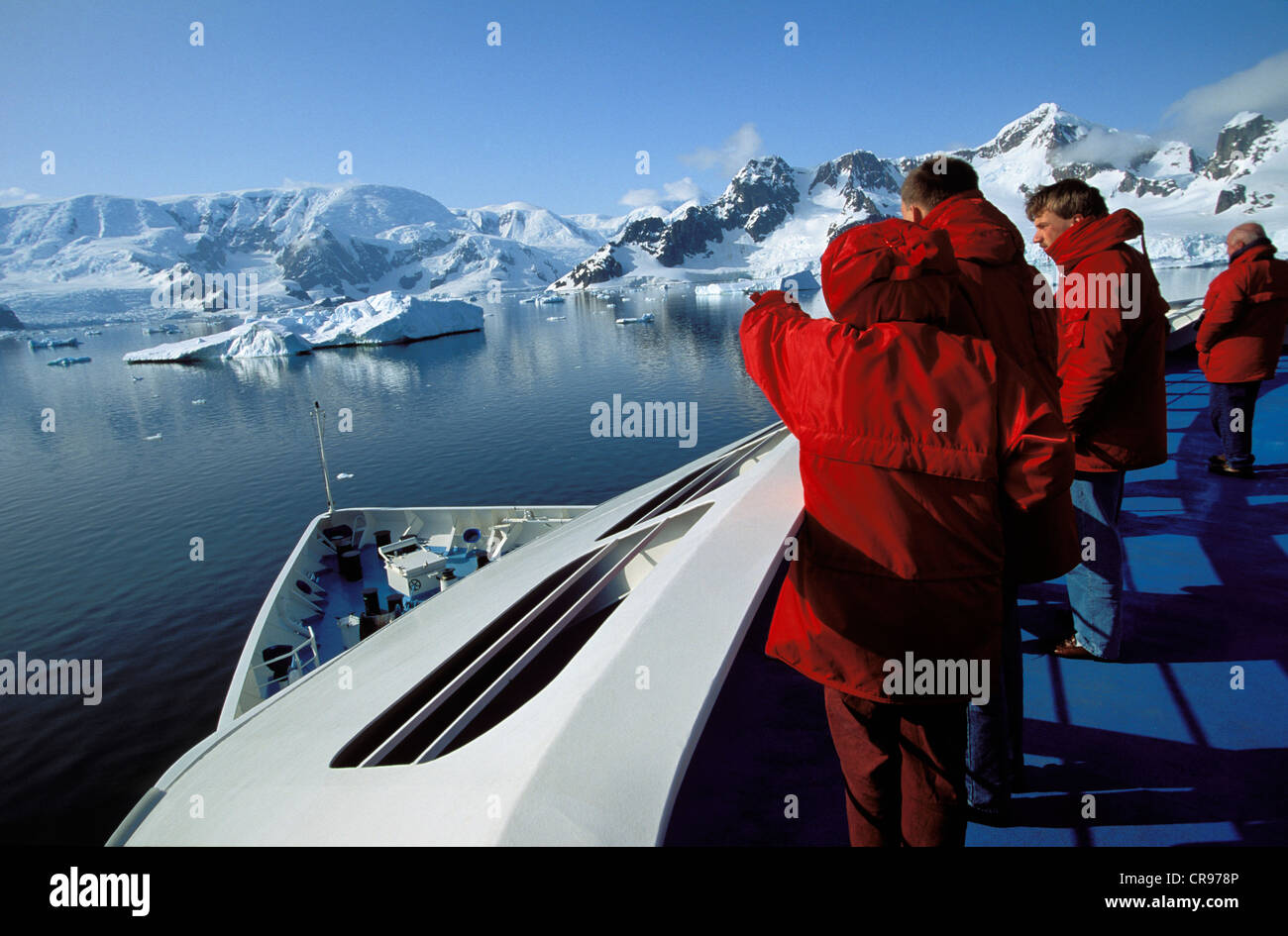 Touristen auf Kreuzfahrtschiff in Paradise Bay, Antarktis, antarktische Halbinsel, Graham-Land Stockfoto