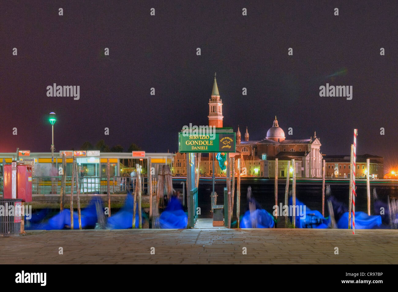 Blick vom Piazza San Marco, dem Markusplatz, in Gondeln in der Nacht in Richtung der Kirche San Giorgio, Canale di San Marco Stockfoto