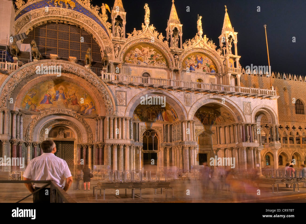 Basilica di San Marco, Markus Basilika bei Nacht, gutes Beispiel der venezianisch-byzantinische Architektur erbaute 1094 Stockfoto
