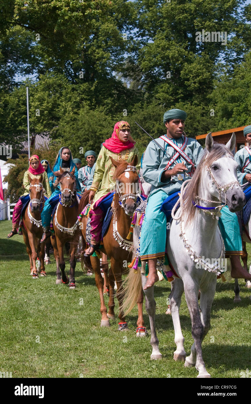 Fahrer von Royal Cavalry of Oman in bunten Uniformen während einer Präsentation an Pferd International München Stockfoto