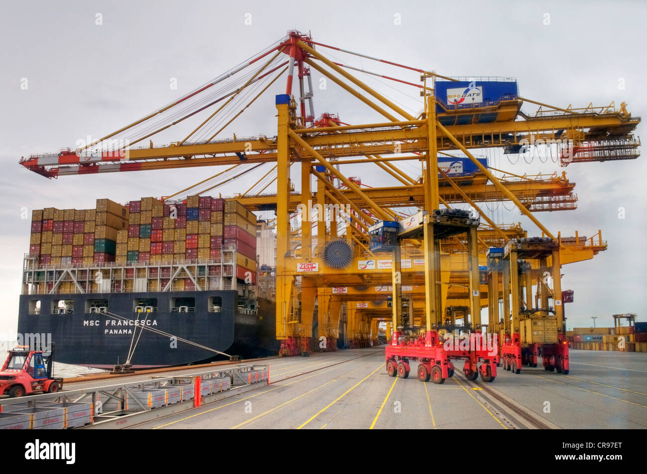 Containerterminal mit Schiff entladen werden warten und Ladung Kräne, mobile Straddle Carrier, rechts, Bremerhaven, Bremen Stockfoto