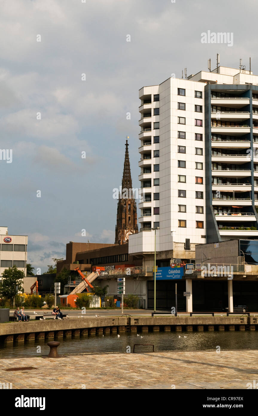 Teil des Columbus Center, Bürgermeister-Smidt-Gedaechtniskirche, Grosse Kirche, Kirche im Rücken, Bremerhaven, Bremen Stockfoto