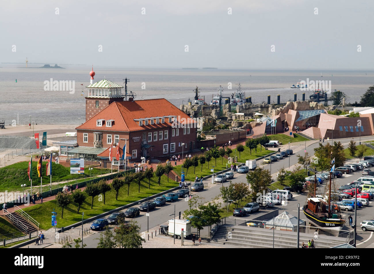 Blick auf die Havenwelten Bezirk, die Strandhalle Zoo bin Meer und den Docks, vom Dach des Gebäudes Klimahaus Stockfoto