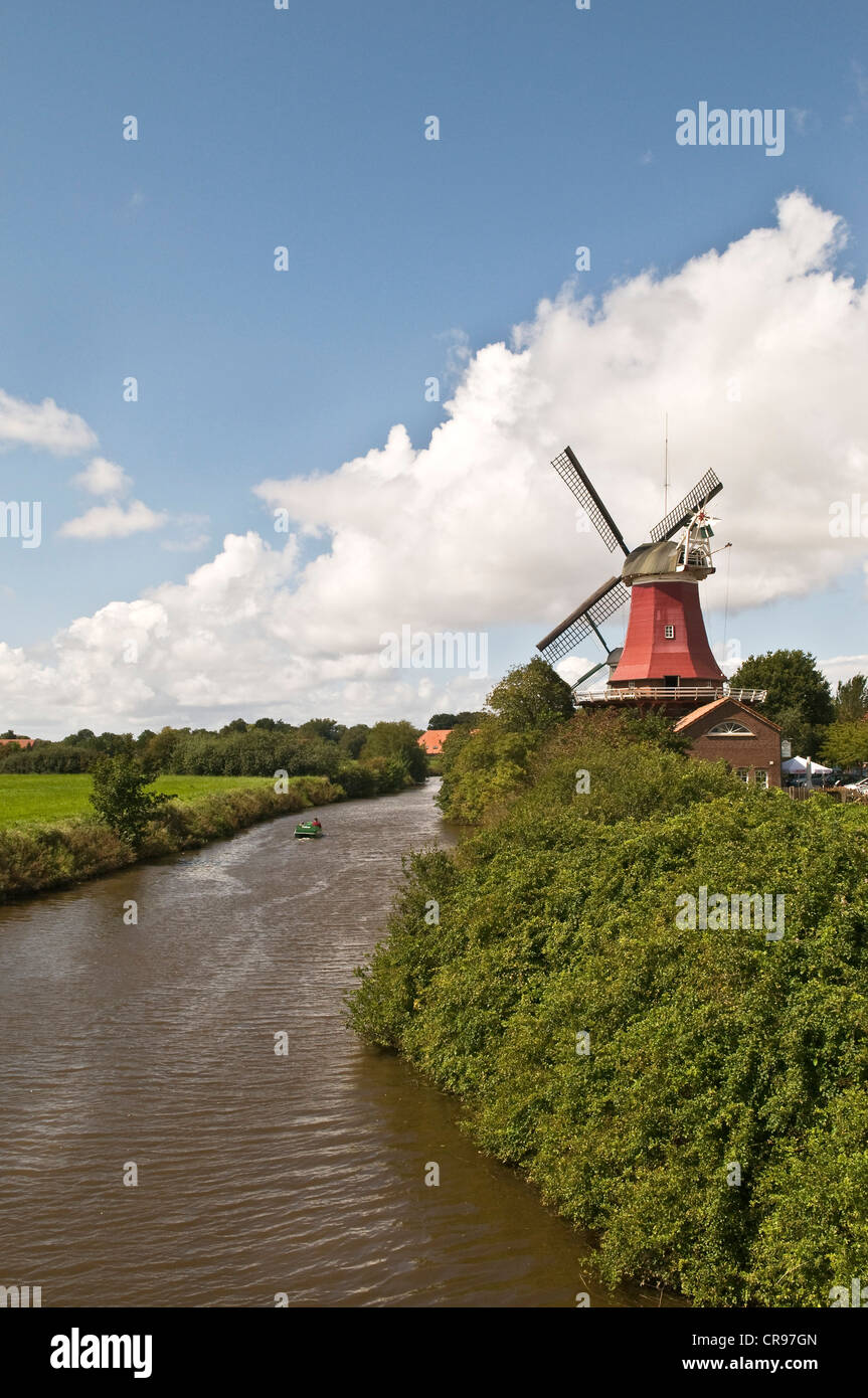 Zwillingsmuehle Windmühle in der Fischerei Dorf Greetsiel, Krummhoern, Ostfriesland, Niedersachsen, Deutschland, Europa Stockfoto