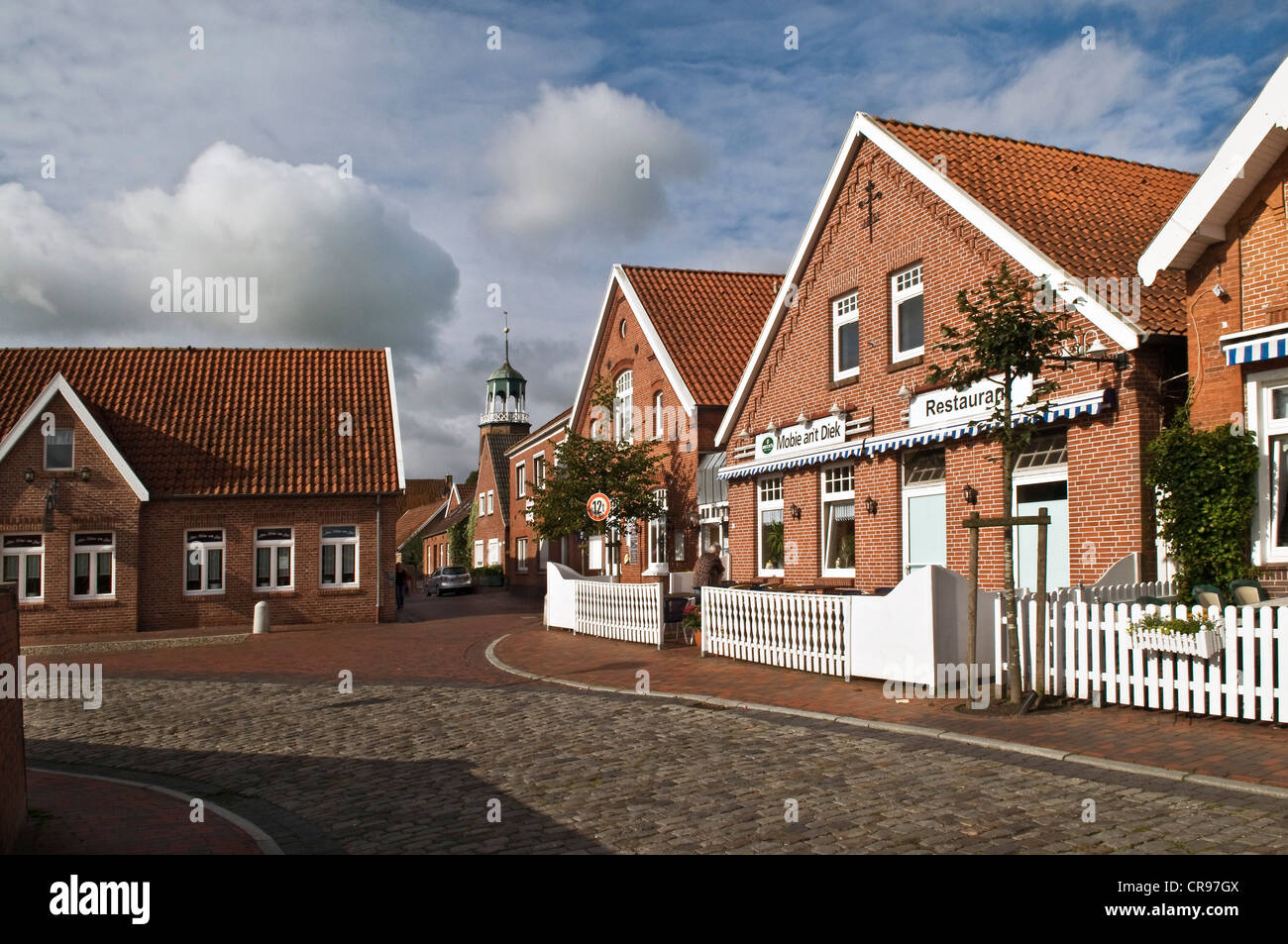 Häuser in Ditzum, Ferienort an der Mündung der Ems Fluss, Ostfriesland, Niedersachsen, Deutschland, Europa Stockfoto