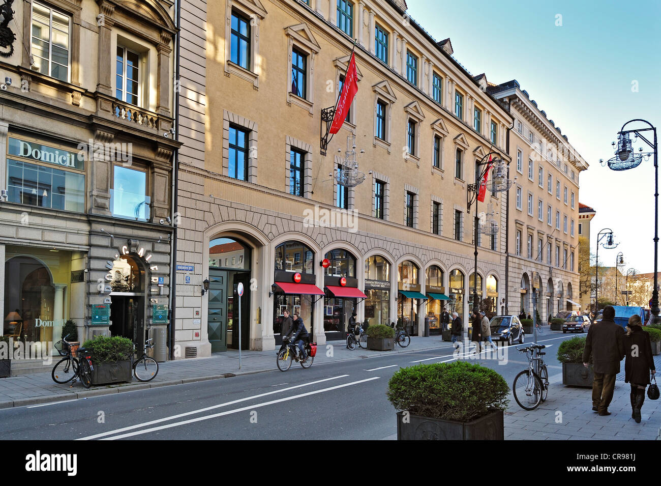 Briennerstraße mit Domicil, Galerie Bernheimer und eine Leica Store, München, Bayern, Deutschland, Europa Stockfoto