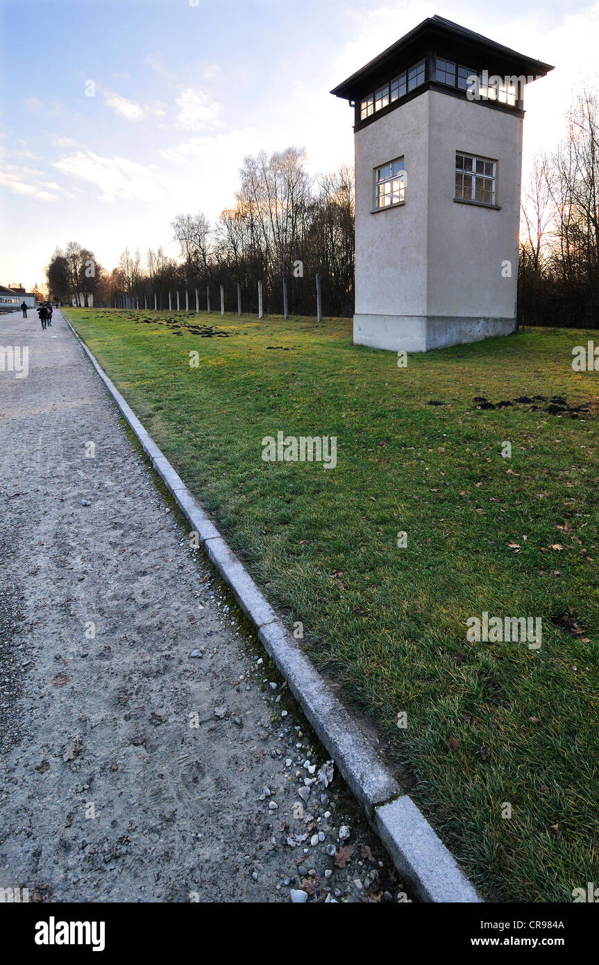 Wachturm, Zaun und Besucher auf dem Lagergelände, KZ Dachau, Dachau, in der Nähe von München, Bayern, Deutschland, Europa Stockfoto