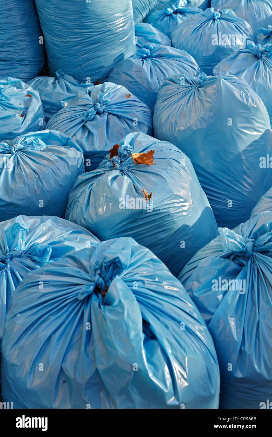 Gefüllt leichte blaue Kunststoff Müllsäcke, Bayern, Deutschland, Europa Stockfoto